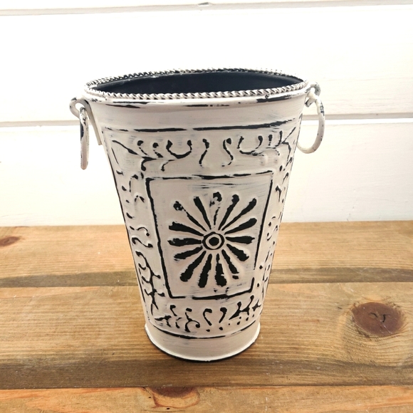 Upcycled Hand Painted Metal Distressed Daisy Vase - Picture 2 of 7